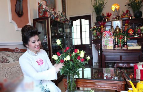 Là người cầu toàn và cẩn thận, Kim Hồng luôn mặc trang phục áo dài trang trọng và tự tay cắm những lọ hoa tươi để bầy lên bàn thờ tổ tiên.